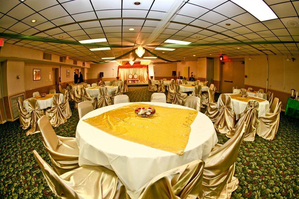 Columbus Grand Hotel & Banquet Center Exterior photo